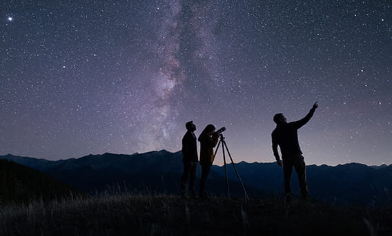 An astronomer accompanies guests on a stargazing adventure in the fall.