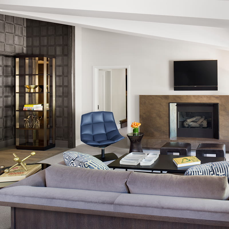 living room area with fireplace and tv in roch suite
